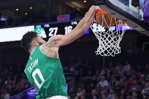 乐鱼vip-火力凶猛！塔图姆半场13投7中 贡献17分9板&amp;正负值为+8