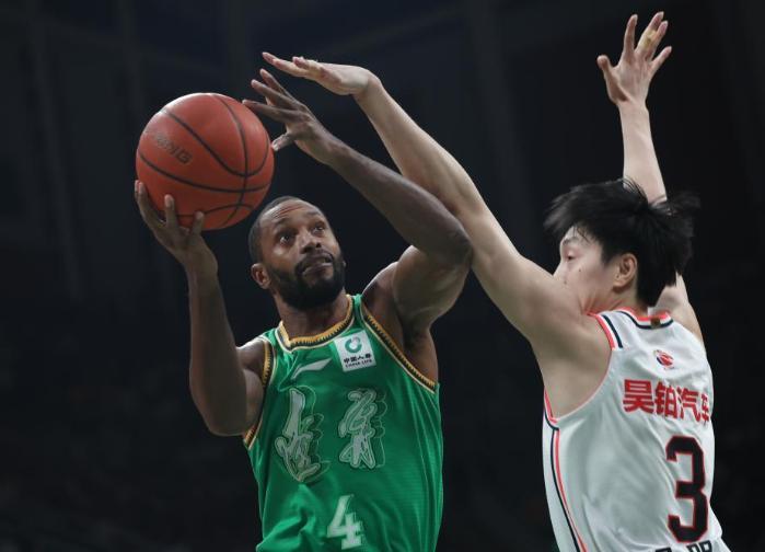 乐鱼尊享-索要高薪遭拒！CBA昔日超级外援与山东签约谈崩，有望重返辽篮？